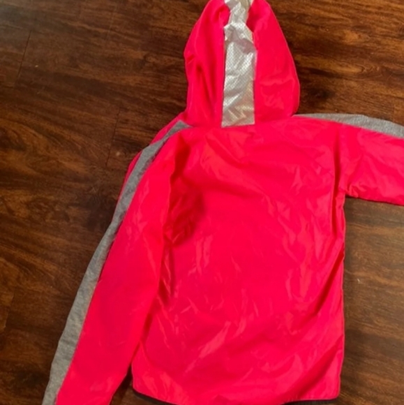 Pink vs windbreaker - Picture 2 of 3